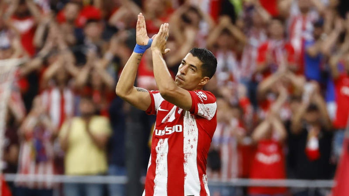Luis Suárez, que no continuará en el Atlético de Madrid la próxima temporada, agradece el cariño de la afición. SERGIO PÉREZ