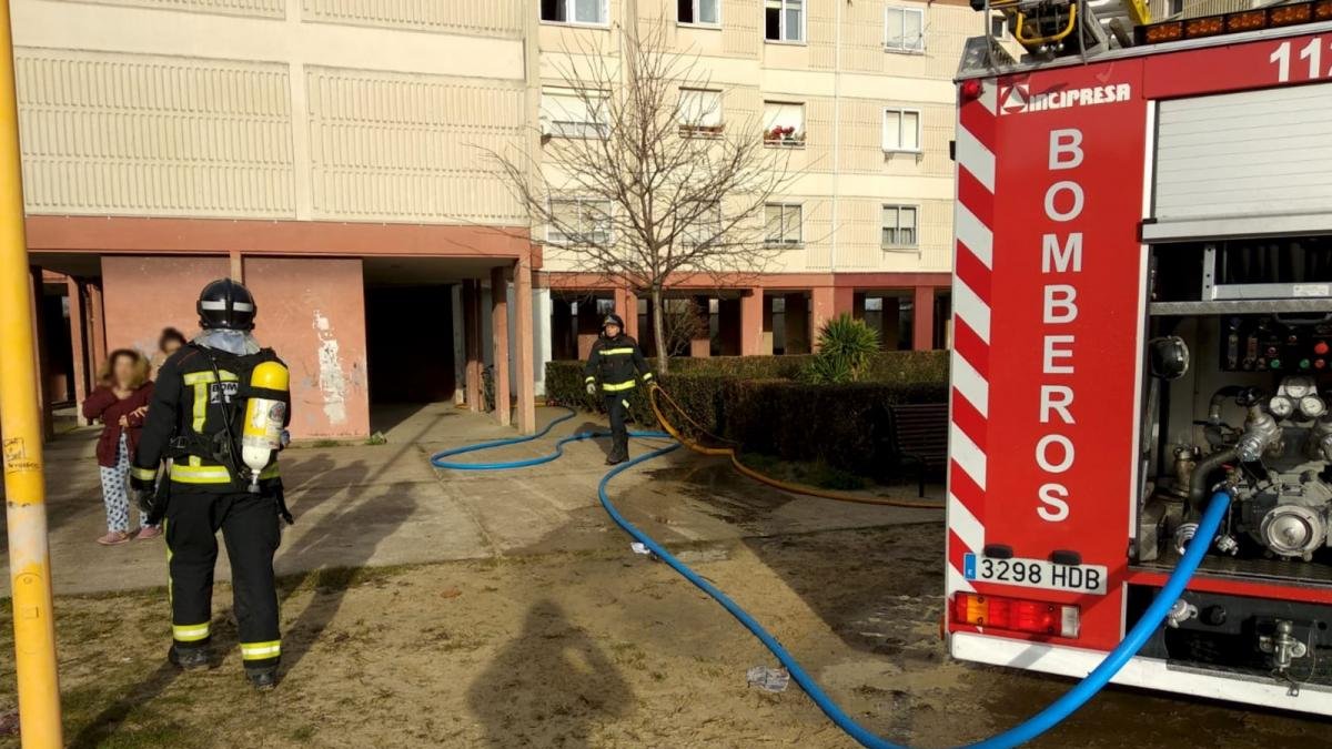 Un momento de la extinción del incendio de esta mañana