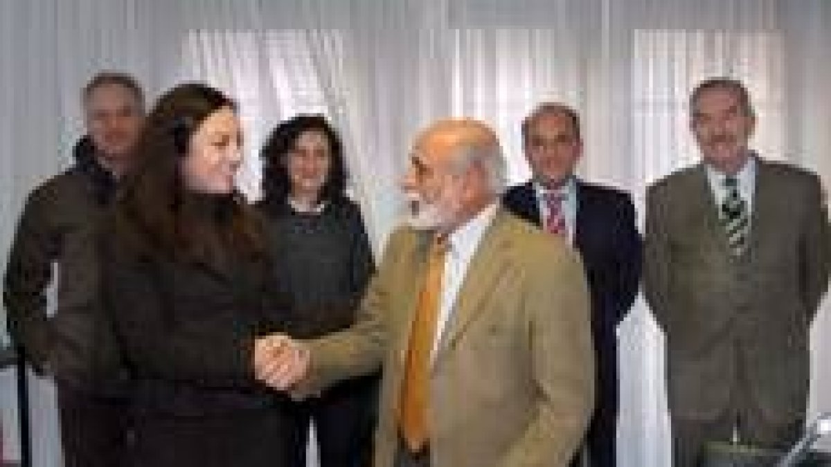 La directora de zona de León y Enrique García, tras la firma