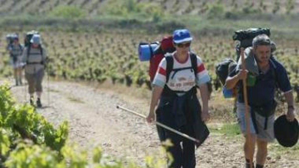 Varios peregrinos del Camino de Santiago a su paso por el Bierzo.