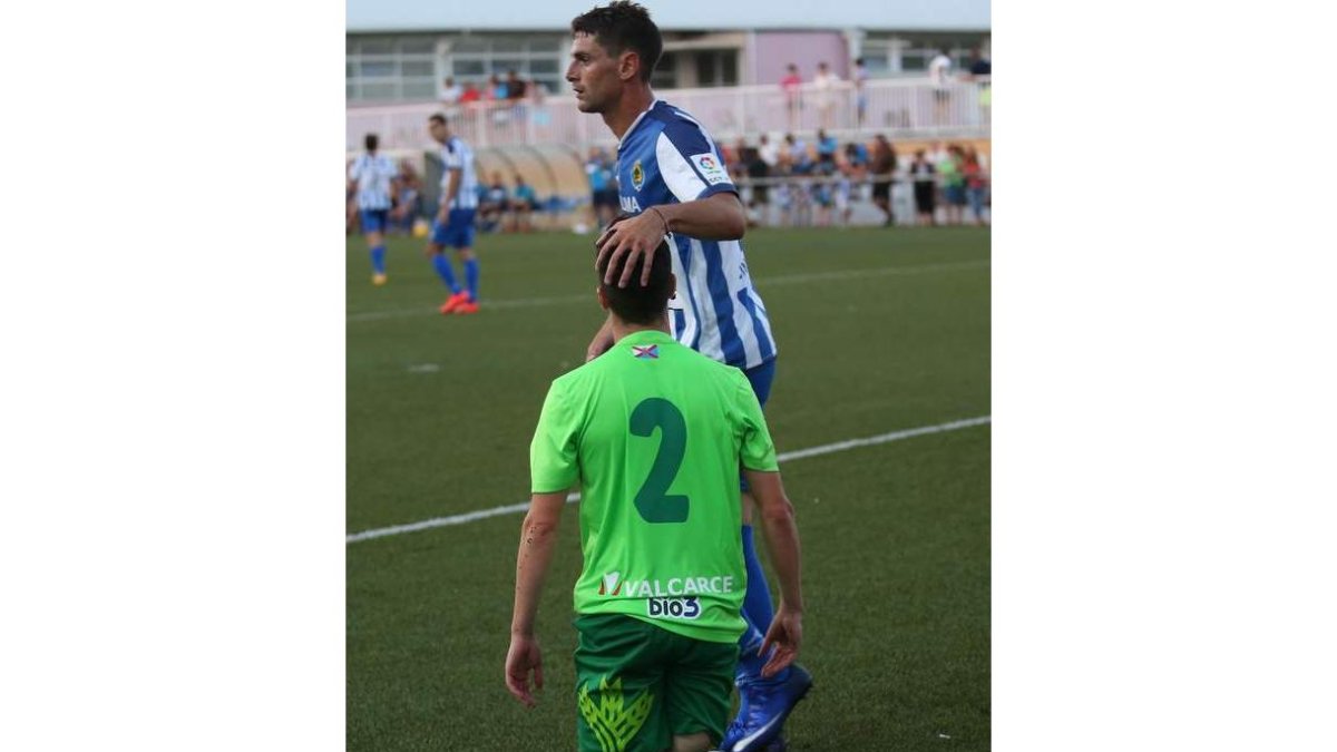 Un jugador del Atlético Cirbonero consuela a Nacho López tras la eliminación copera de la Ponferradina. CHAVARRI