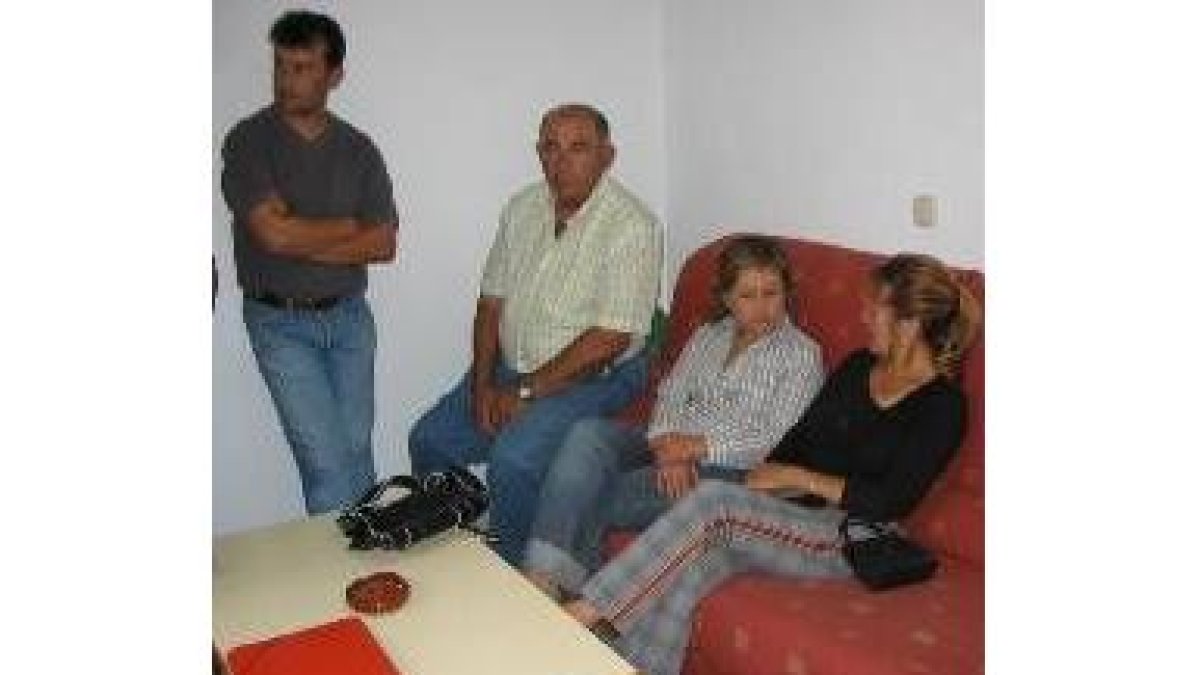Un grupo de vecinos durante uno de los encierros en el consultorio