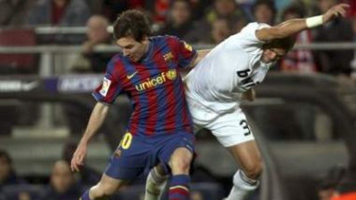 Pepe, a la derecha, pelea con Messi en el Camp Nou.