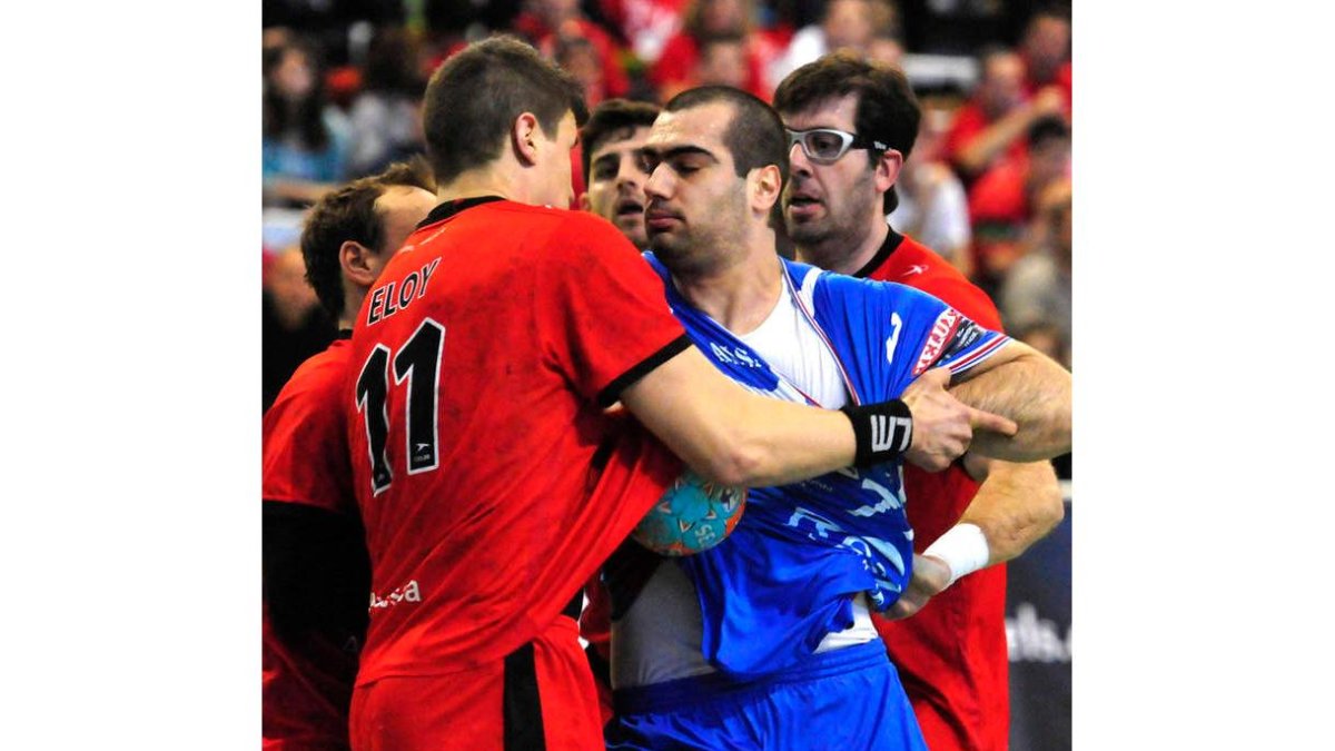 Jugadores y cuerpo técnico del Reale Ademar terminaron muy enfadados con la actuación de los árbitros.