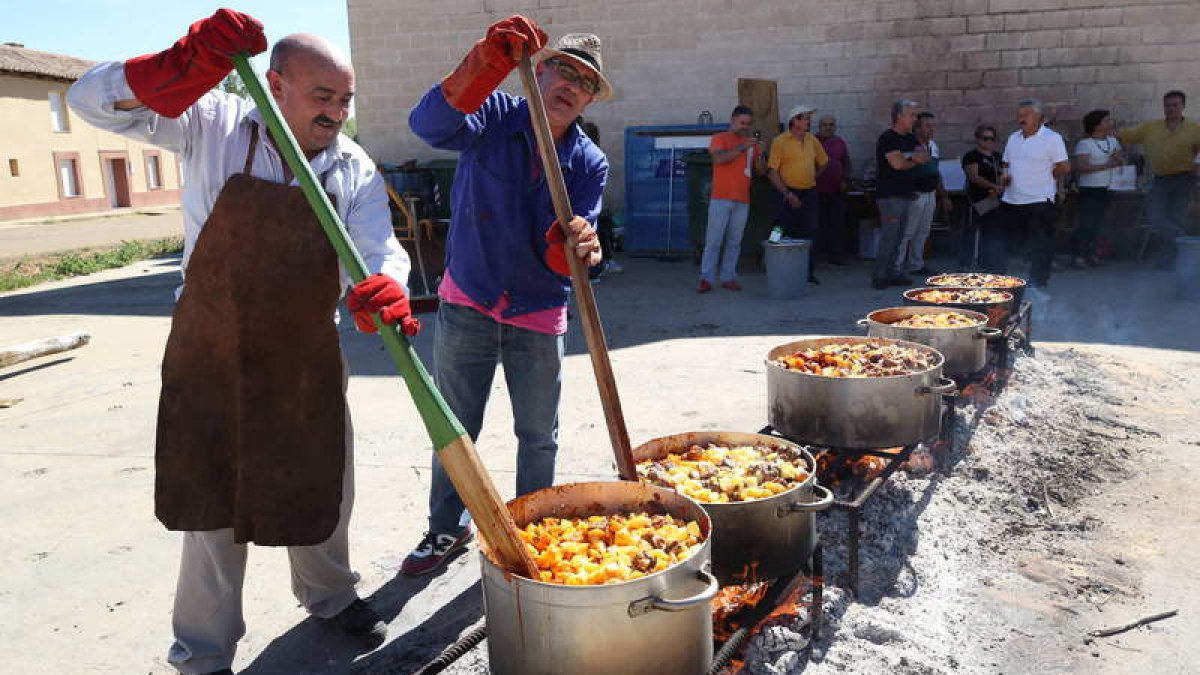 La comida de hermanamiento pondrá el broche de oro a las fiestas en Matanza de los Oteros el próximo martes. RAMIRO