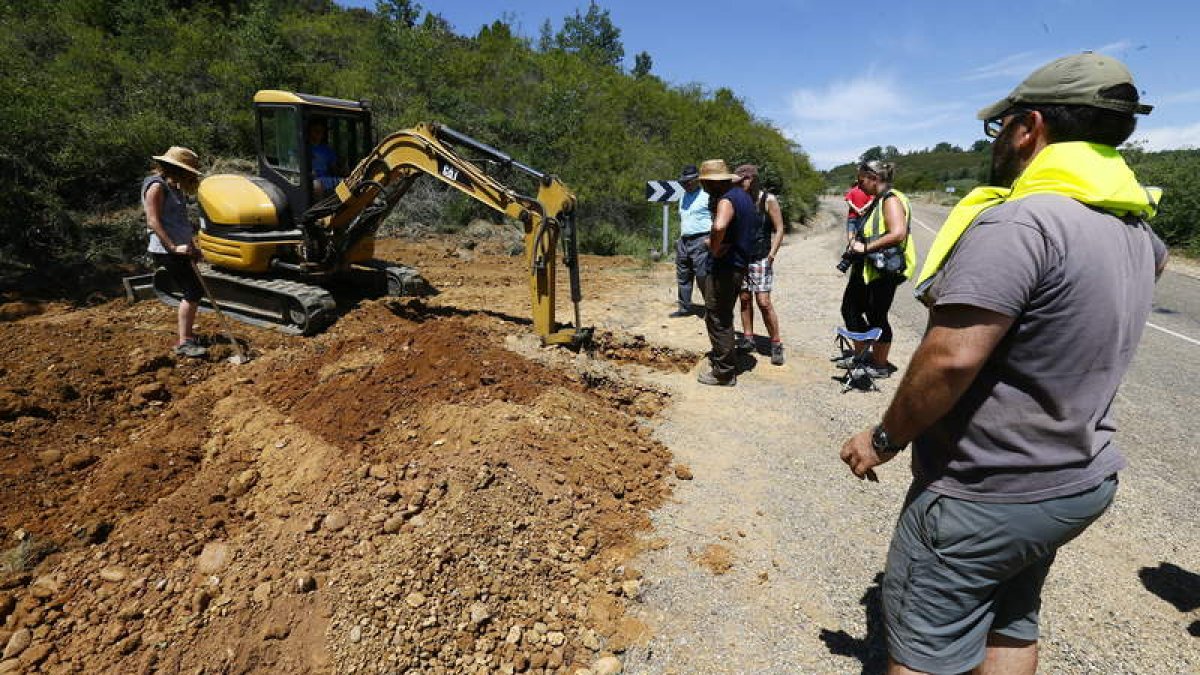 Un equipo de la Asociación para la Recuperación de la Memoria Histórica abre brecha en busca de Inocencio Blanco.