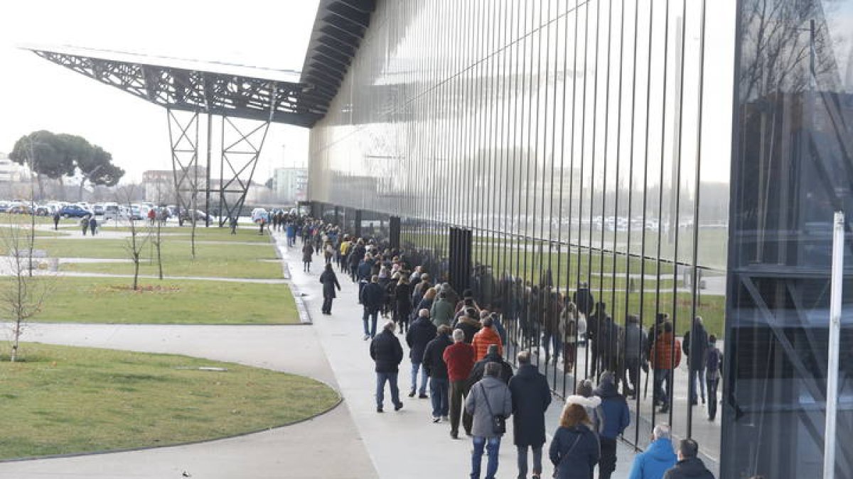 Colas esta mañana en el Palacio de Exposiciones. MARCIANO PÉREZ