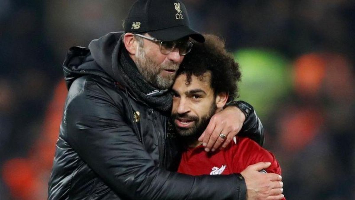 Klopp y Salah se abrazan después de la victoria ante el Nápoles.