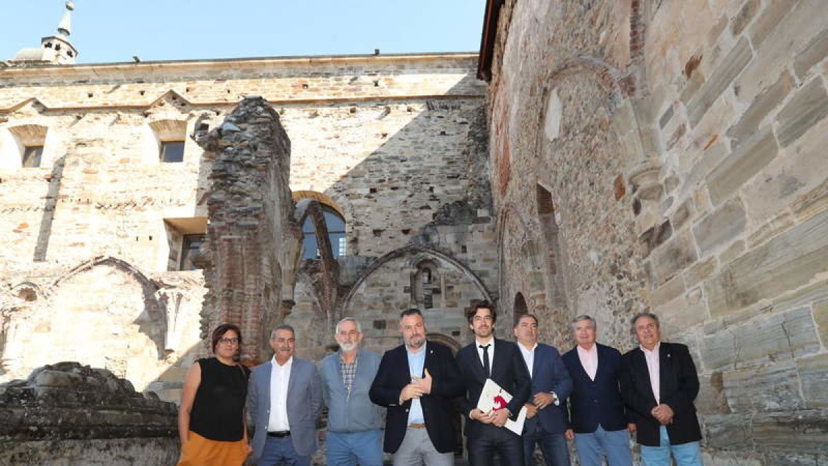 Los diputados del ILC con el presidente, ayer. ANA F. BARREDO