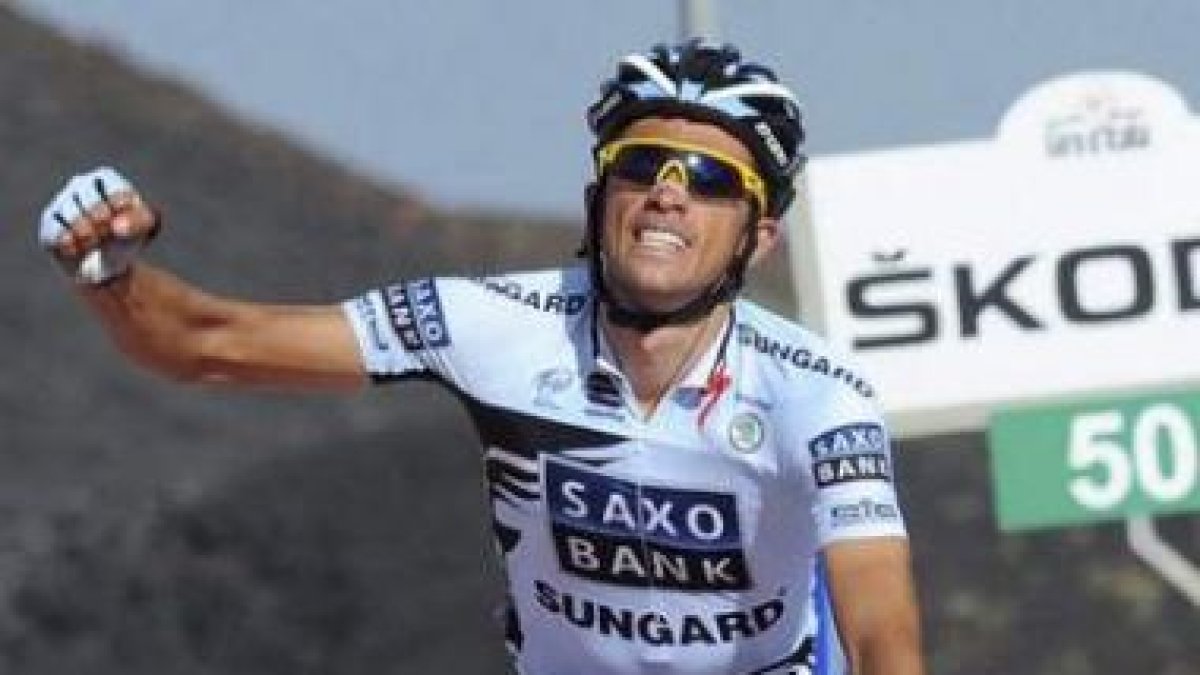 Contador celebra su victoria en la novena etapa del Giro entre Messina y Rifugio Sapienza en la ciud