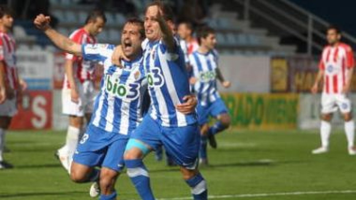 Sáizar (i) celebra con Abraham (d) uno de los diez goles marcados a lo largo de la Liga.