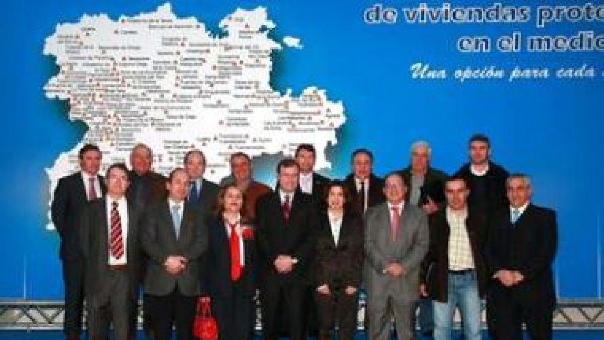 Antonio Silván y Eduardo Fernández, junto a los alcaldes beneficiarios