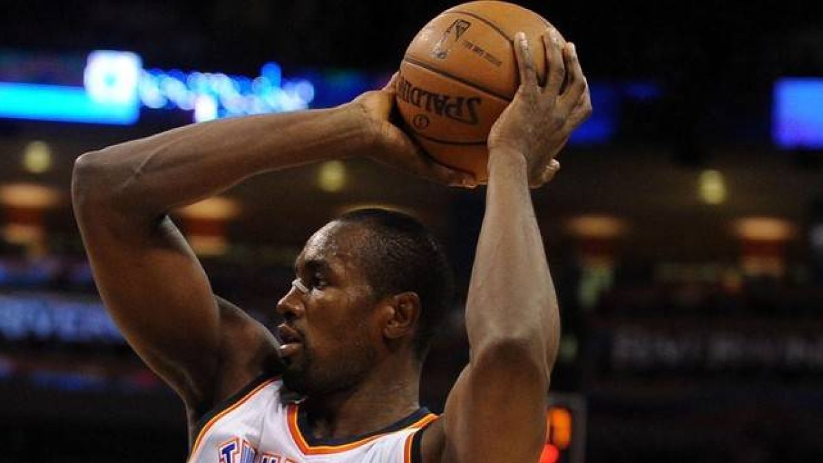 El ala-pívot de los Thunder, Serge Ibaka, sujeta el balón durante el encuentro.