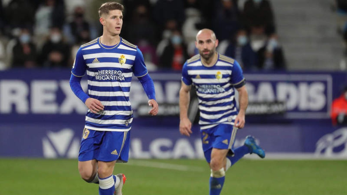 Baeza debutó con la camiseta deportivista ante el que estuvo a punto de ser su equipo. L. DE LA MATA