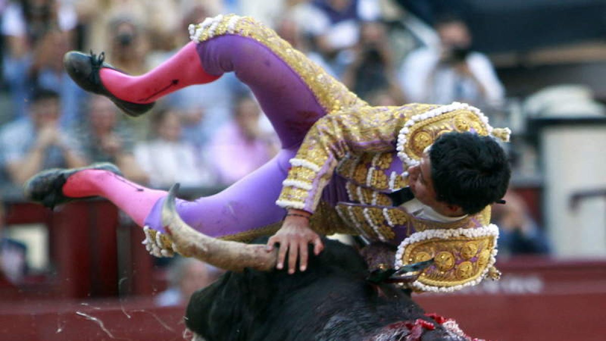 Sergio Flores, cogido por el cuarto toro.