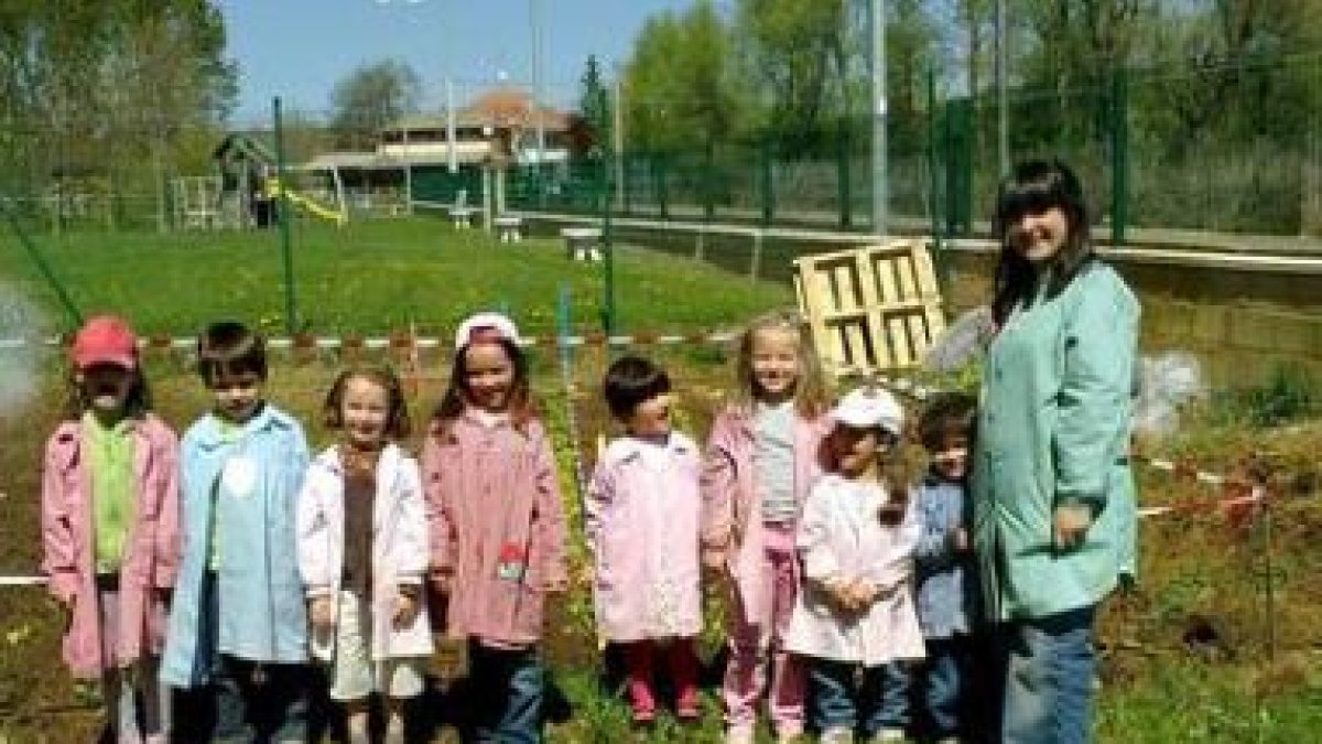 Los niños del CRA de Villacedré posan junto al huerto en Santovenia de la Valdoncina.