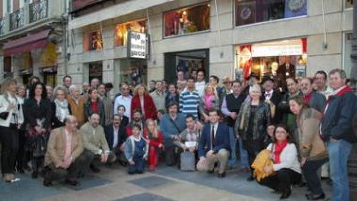Atajadoras, cronistas y papones de acera, amigos varios en la 'levantá' del escaparate.
