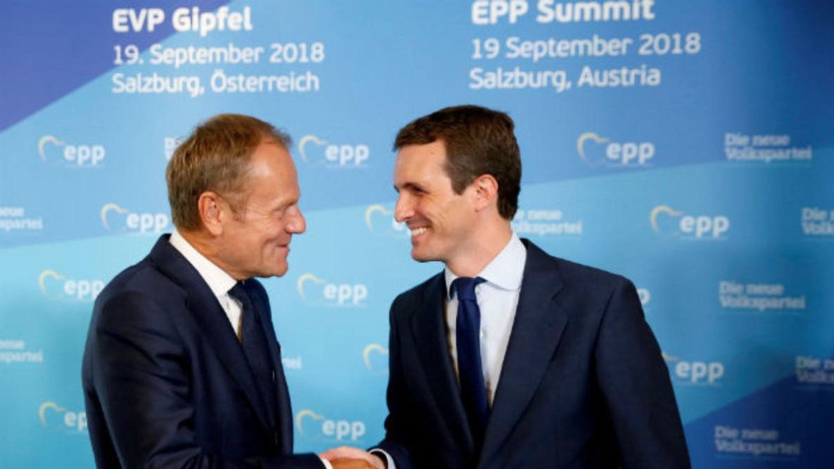 Pablo Casado saluda al presidente del Consejo Europeo, Donald Tusk.