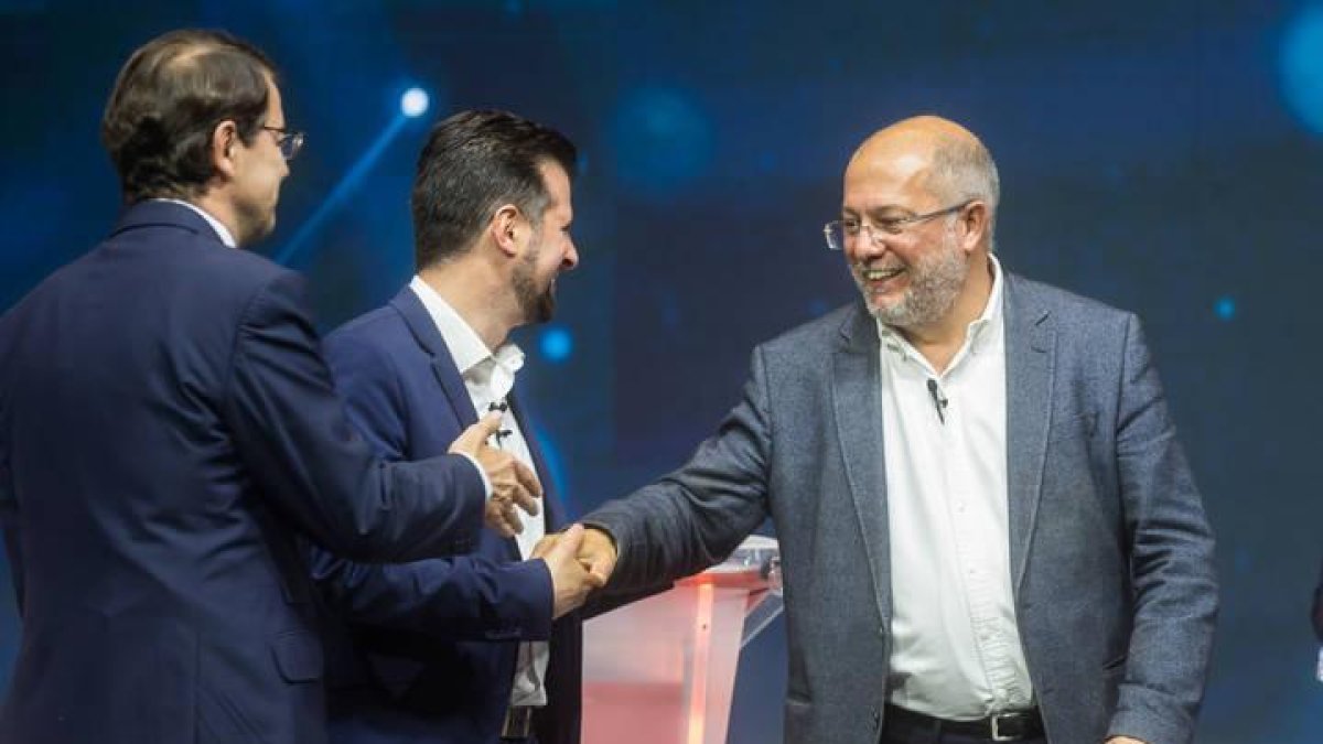 El candidatos a la Presidencia de la Junta por Ciudadanos, Francisco Igea (D), saluda al candidato por por el PSOE, Luis Tudanca (C), mientras el candidato por el PP, Alfonso Fernández Mañueco (I) espera a ser saludado