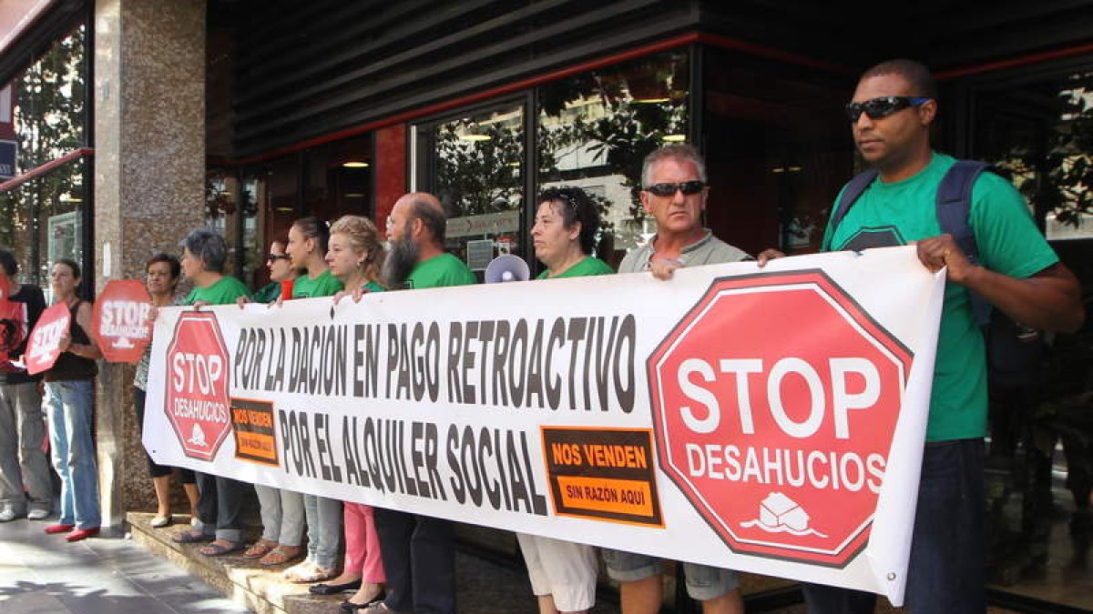 Los manifestantes del colectivo, ayer en Ponferrada.