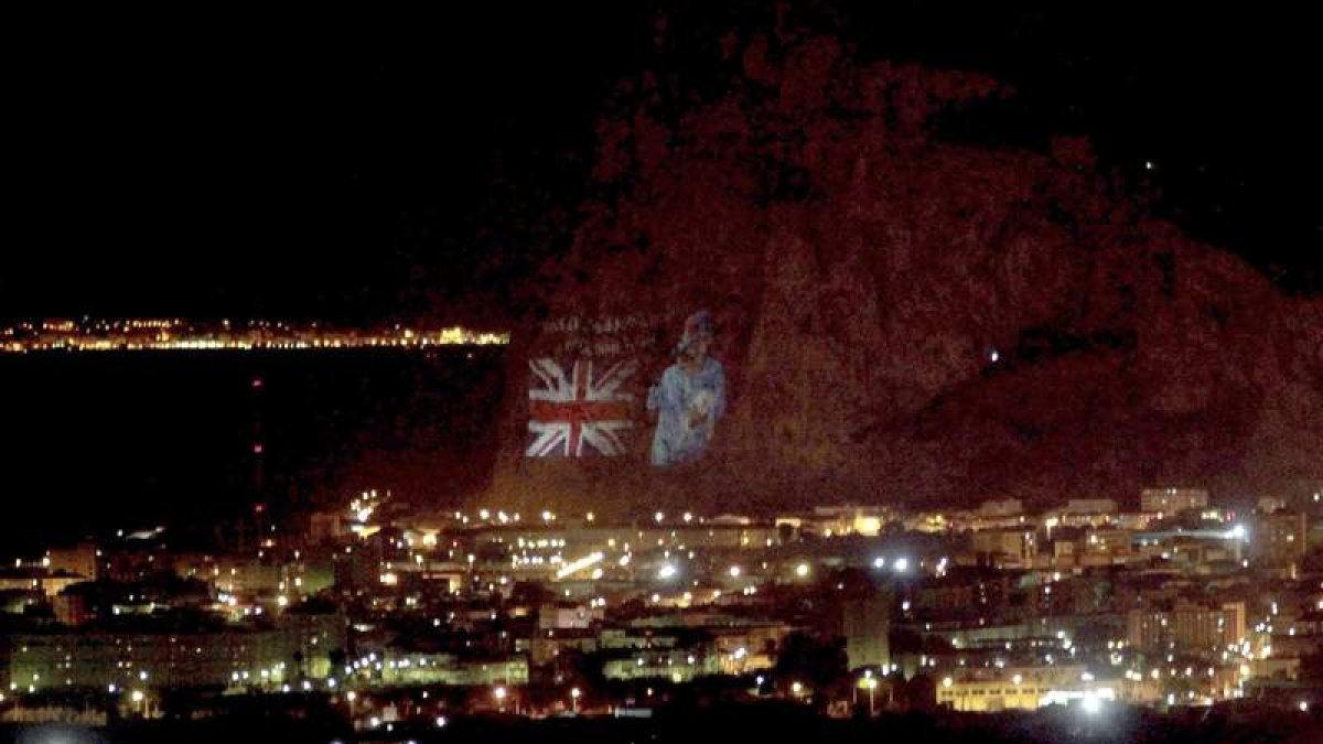 La imagen de la reina Isabel II se proyecta sobre una de las caras del Peñón en mayo.