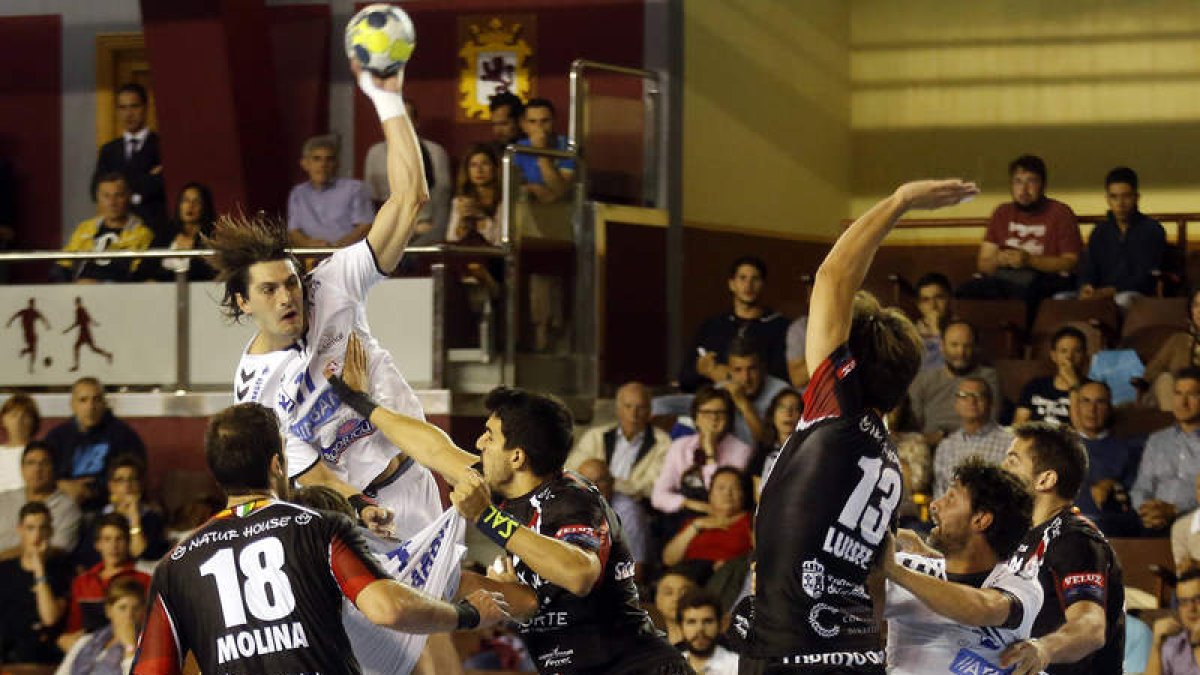 Fede Vieyra lanza desde el lateral durante el partido que enfrentó en el Palacio al Abanca Ademar con el Naturhouse . MARCIANO
