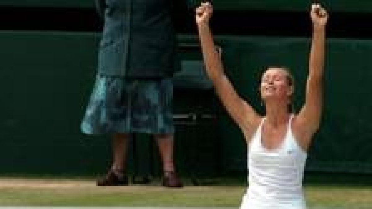 La tenista se arrodilla tras proclamarse campeona del Wimbledon en el 2004