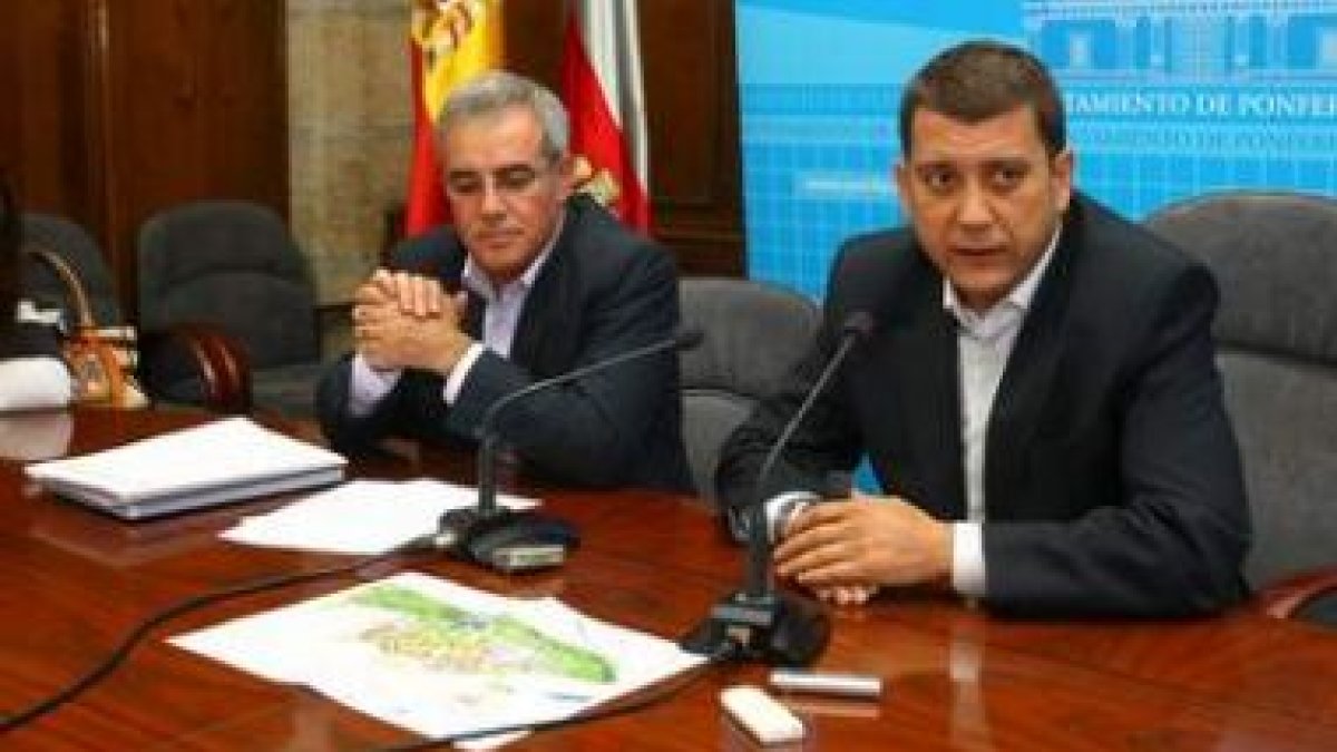 Juan Elicio Fierro y López Riesco ayer en la presentación del plan parcial del parque.