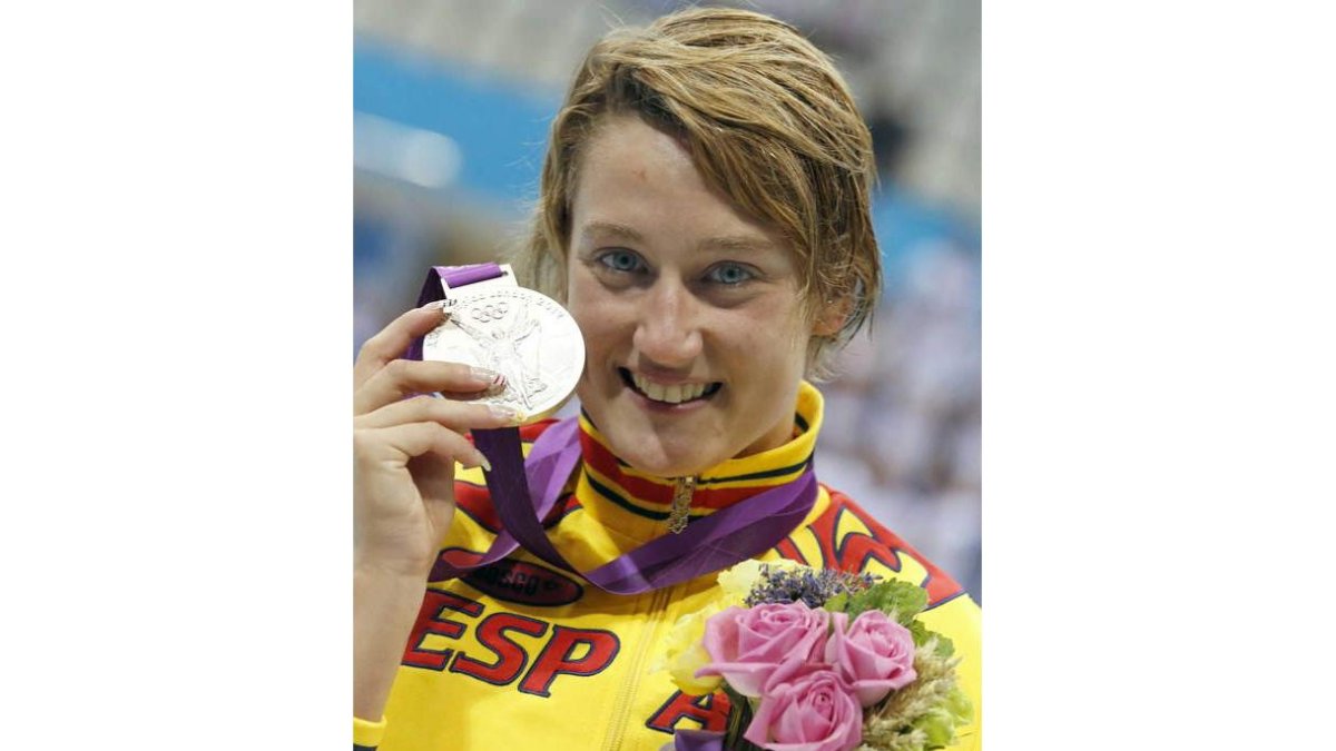 Mireia luce su medalla de plata, la segunda que se cuelga tras una exhibición de clase en el 800.