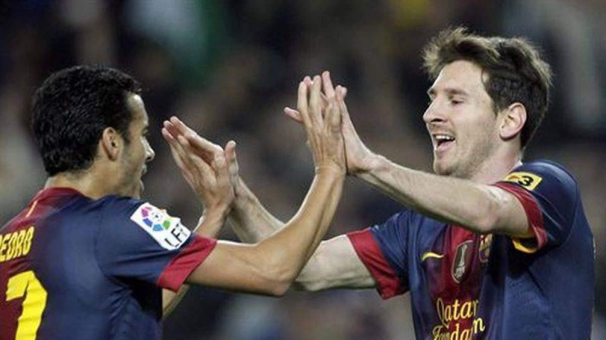 Messi y Pedro festejan un gol.