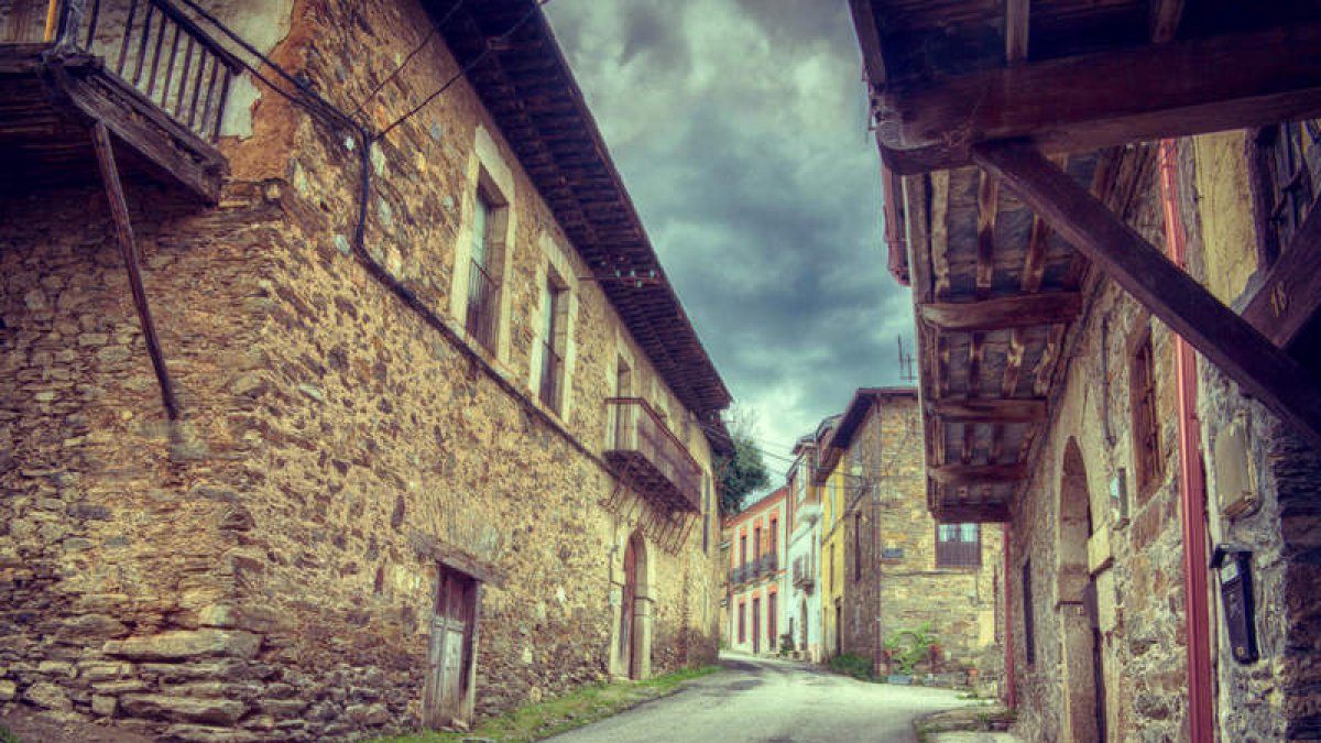En las imágenes pueden verse algunas de los lugares más destacados de Los Barrios. Ejemplo de arquitectura tradicional y paisaje, la piedra de los cascos urbanos contrasta con el verde de su alrededor. Monte, viñas y frutas y, por supuesto, el soto de castaños bravos de Villar. Este es una de las joyas de la zona y se ha convertido en uno de los elementos de