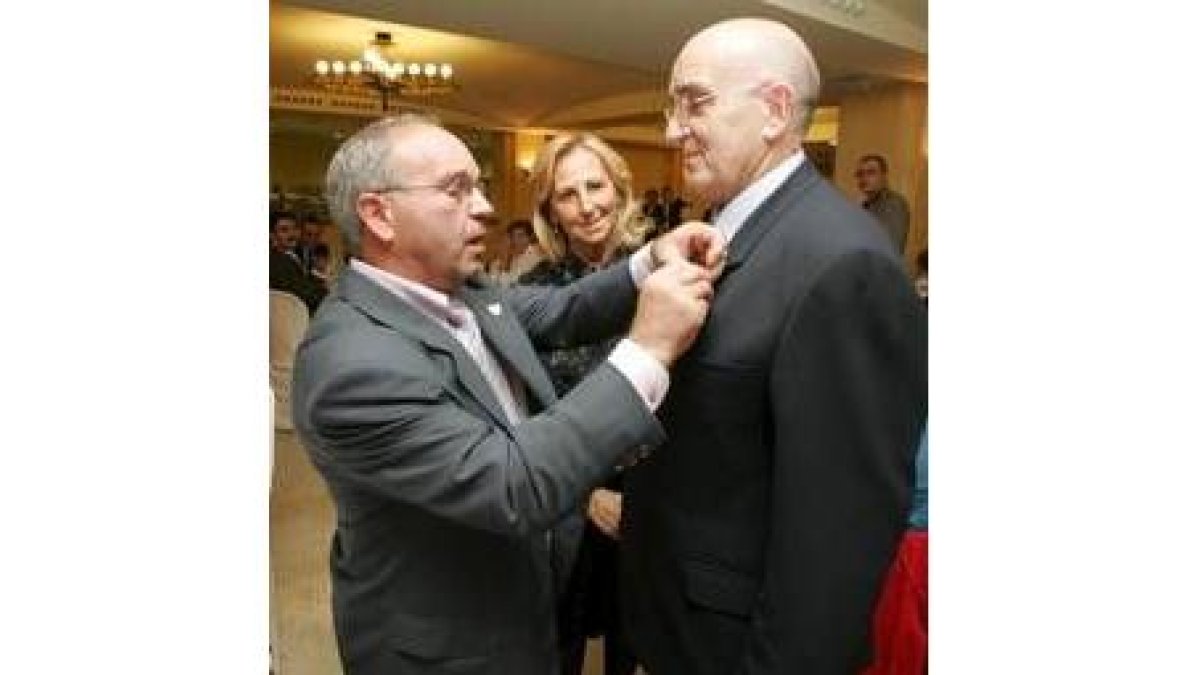 Isaac Álvarez impone la insignia de oro a Nino en presencia de Dorita