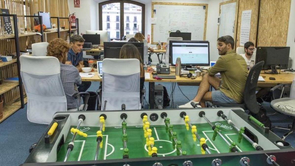 Un aspecto de la sede de Byhours, con el futbolín en primer plano.