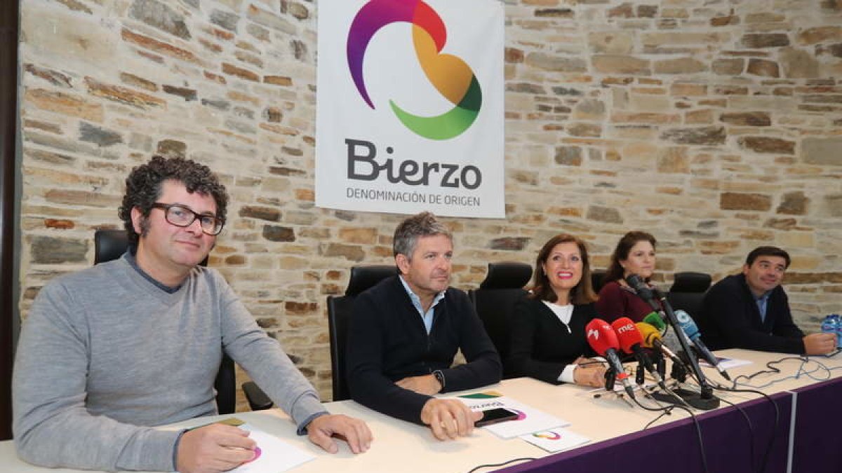 Ricardo Pérez Palacios, Álvaro Palacios, Misericordia Bello, Carmen Bello y Guillermo Tenoira. LDM