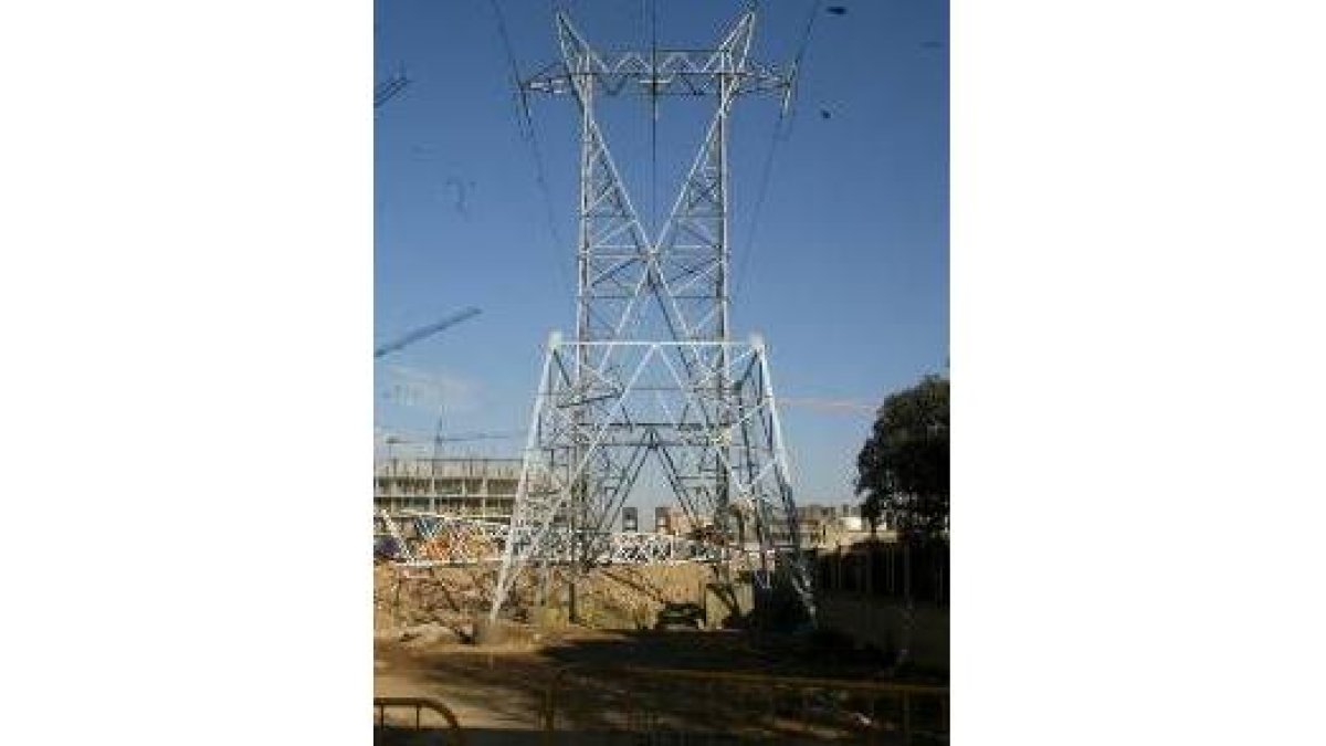 Nueva torreta de alta tensión que se está construyendo en el Área 17