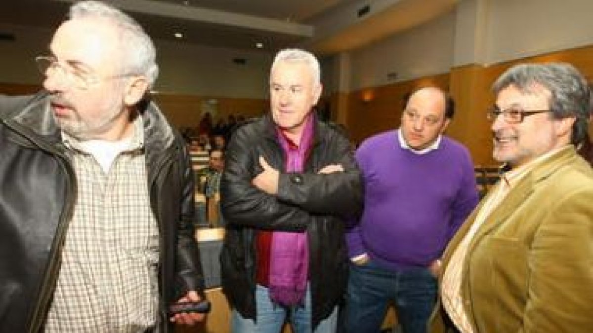 Cayo Lara, de brazos cruzados, con Fernández y González a la derecha, ayer en Ponferrada.