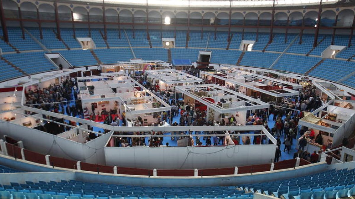 Vista general de los expositores que desde hace tres días completan la feria de productos de León.