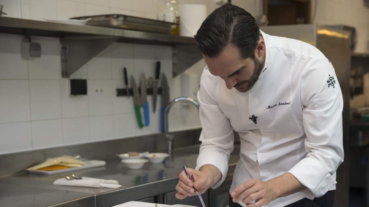 El cocinero Mario Saldoval trabaja en las innovaciones que ha introducido en los menús. EFE