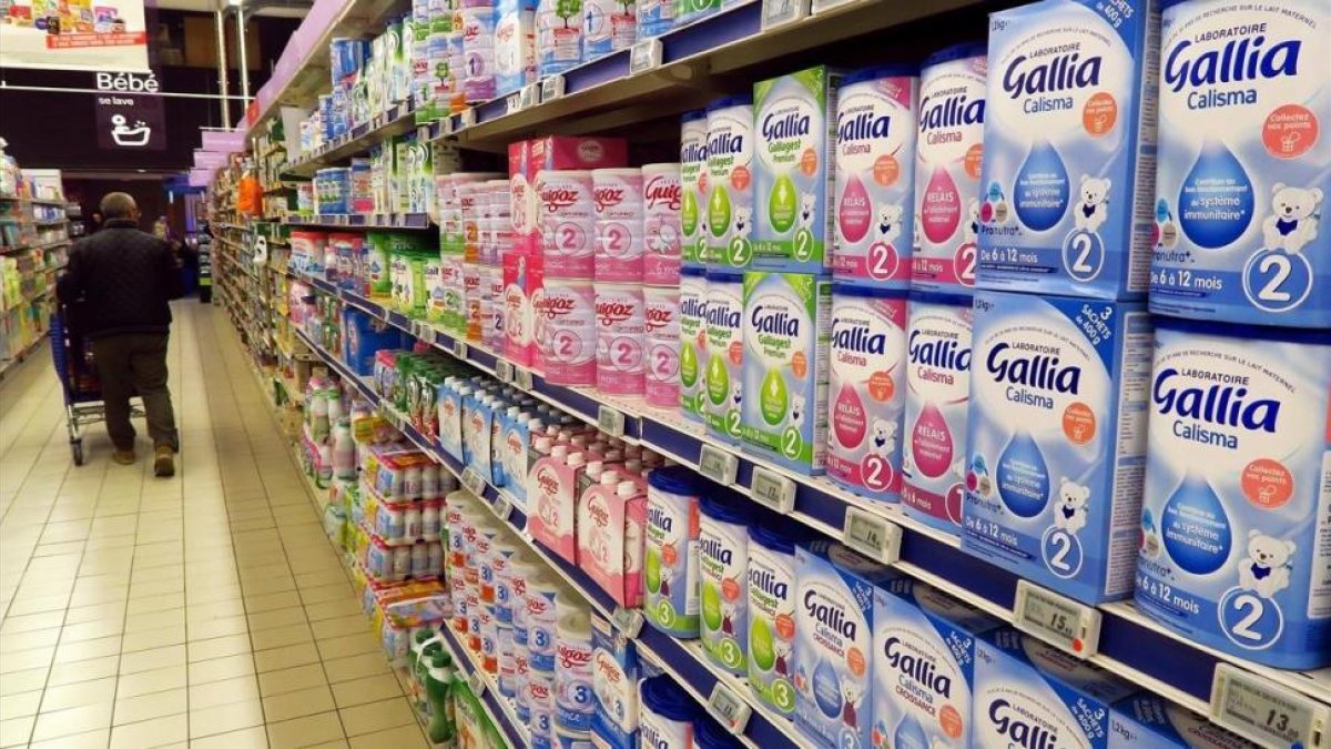 Productos alimentarios infantiles en un supermercado. DL