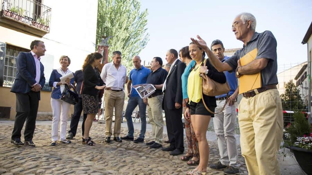 Representantes de los grupos políticos en la zona en que se ha completado la obra y que ha servido como test del proyecto ideado por el arquitecto.