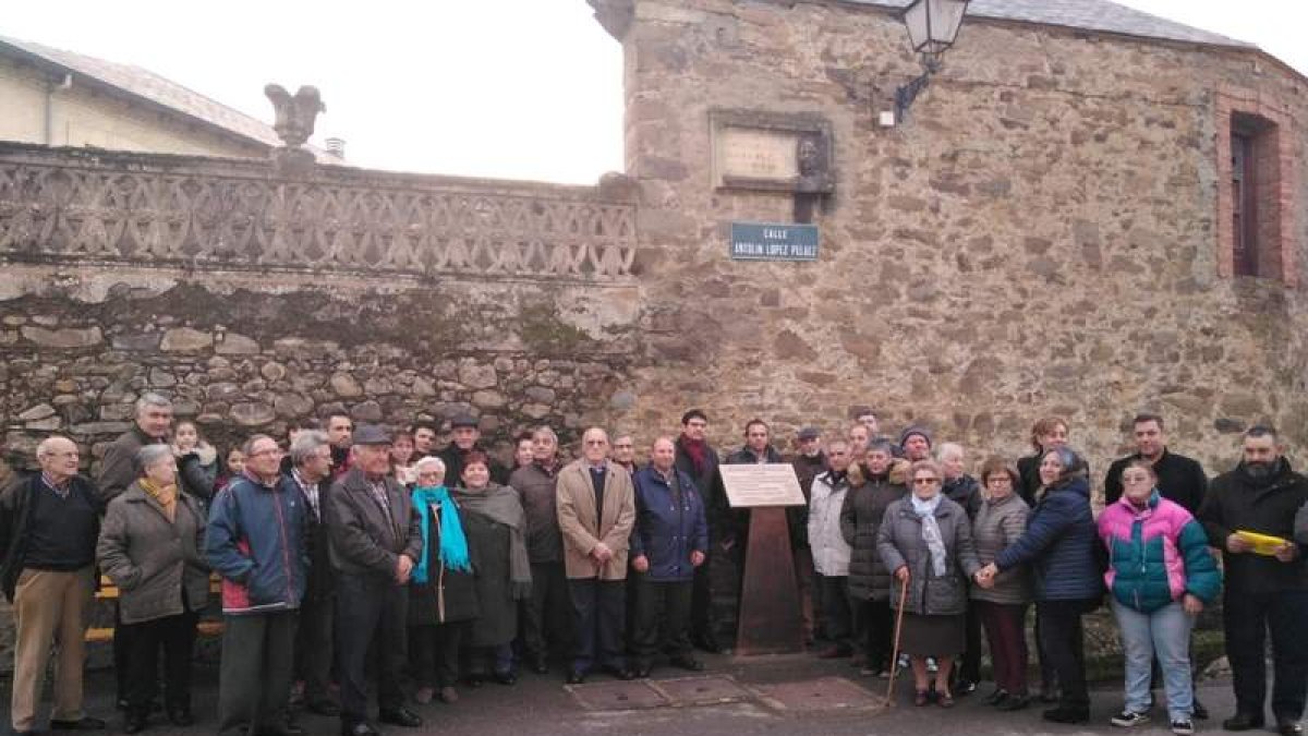 Un momento del acto celebrado ayer tarde en la Huerta Grande en homenaje al arzobispo. CEBRONES