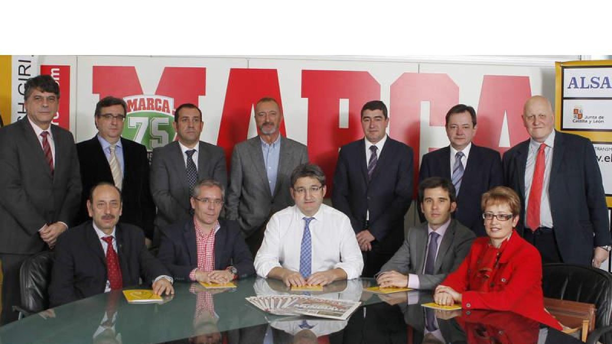 Javier Ochoa, Marcelino Sión, Óscar Barredo, Arturo Pérez-Reverte, Pablo R. Lago, Ramón Padullés y Leontxo García (de izquierda a derecha de pie). Ángel Alonso, José María López Benito, Óscar Campillo, Alfonso Lahuerta y María Jesús Soto (sentados de izqu