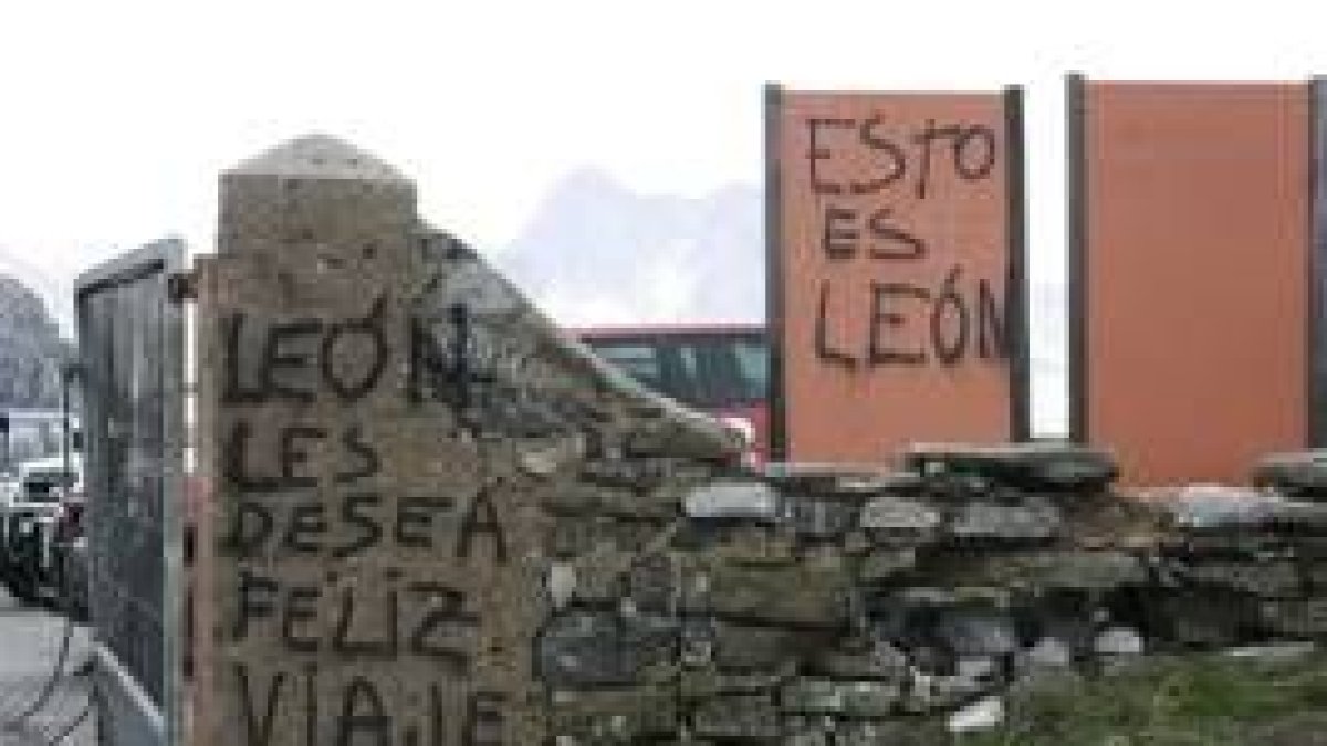 Entrada al puerto de Pinos desde el alto de la Cubilla, en el límite entre Asturias y León