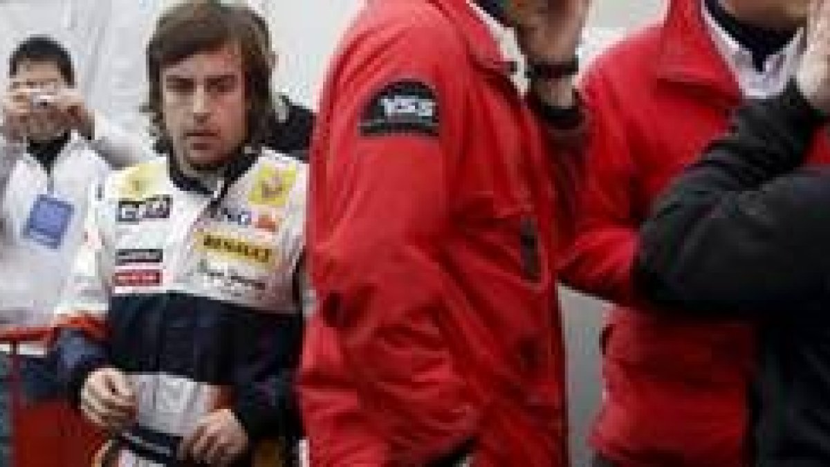 Fernando Alonso en la zona del paddock de Renault en Montmeló