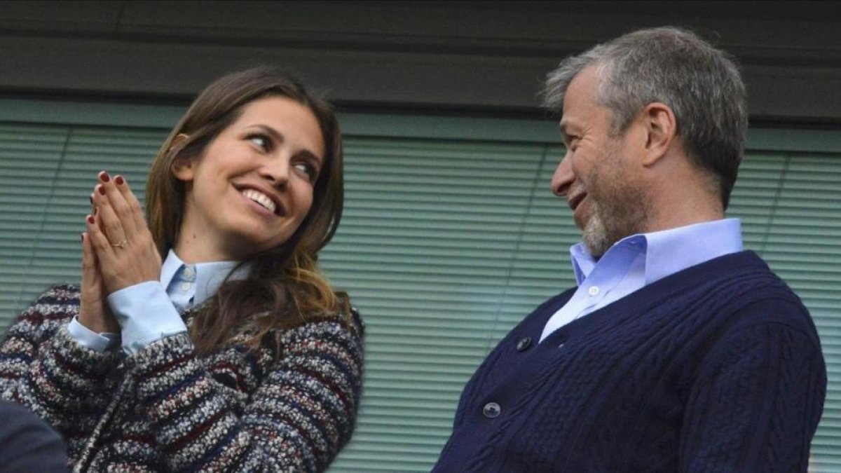 Roman Abramovich y Dasha Zhukova, en el estadio de Stamford Bridge, en el 2014.