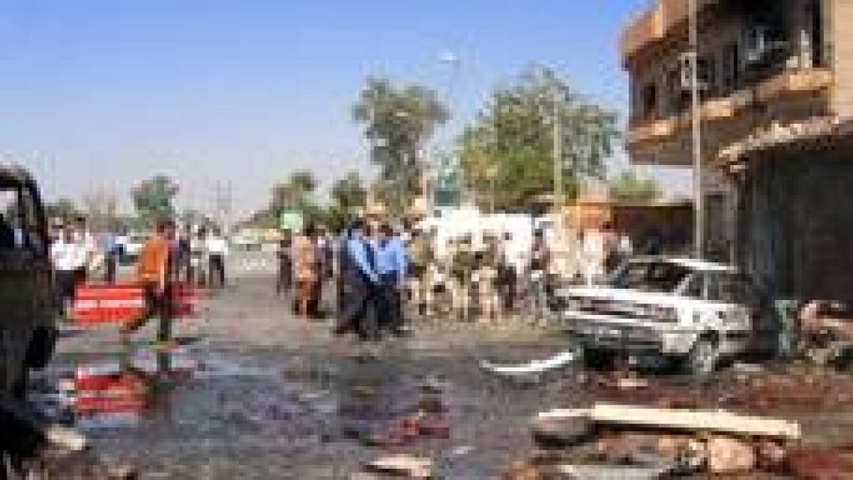 Los médicos se desplazaron rápidamente a la zona donde aún había cuerpos sepultados por los cascotes