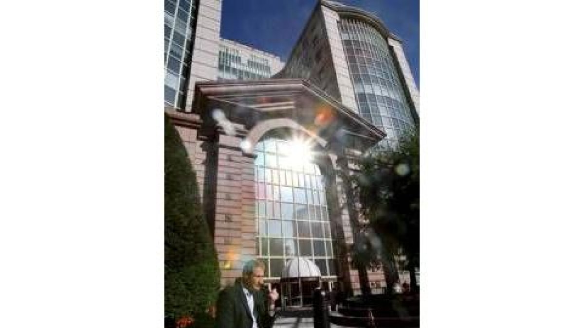 Un empleado de la entidad bancaria islandesa Landsbanki se sienta en la sede del banco en Londres