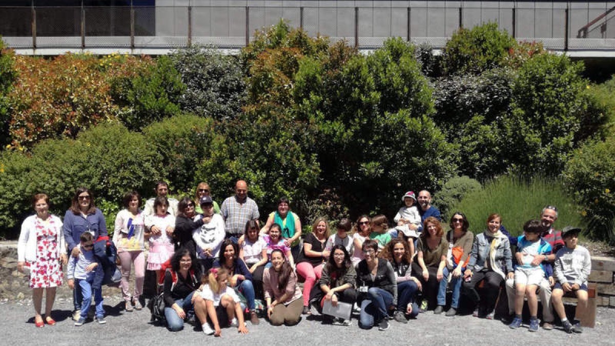 Grupo de familias que ayer participó en una visita guiada al Museo de la Energía. DL