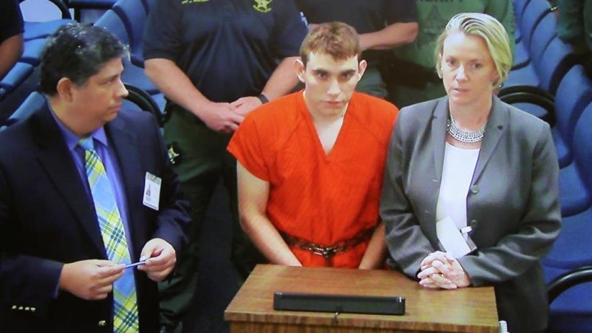 Nikolas Cruz, centro, junto a su abogada defensoras Melisa McNeill.