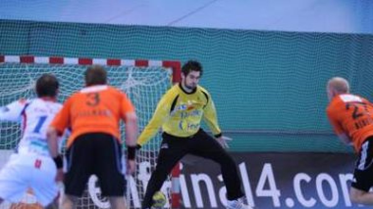 Aguirrezabalaga, con tres goles consecutivos, fue crucial en la remontada del Reale Ademar.